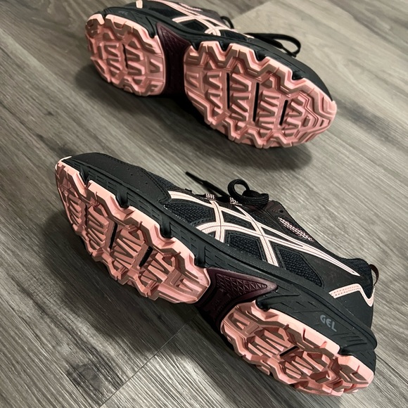 Black/Pink Asics - Picture 2 of 3
